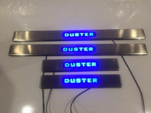 Накладки на пороги Рено Дастер с синей подсветкой