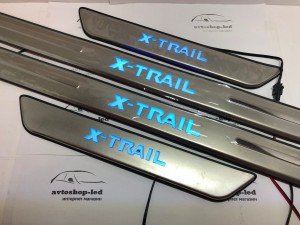 Накладки на пороги Nissan X-Trail T31 с синей подсветкой