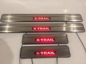 Накладки на пороги Nissan X-TRAIL T32 с красной подсветкой