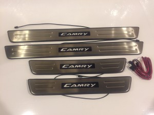 Накладки на пороги Toyota Camry кузов 50, 55 с синей подсветкой