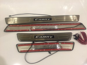 Накладки на пороги Toyota Camry кузов 50, 55 с синей подсветкой