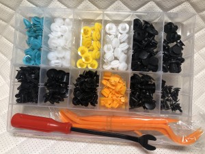 Набор автомобильных клипс 220 предметов с отверткой и съёмники обшивки.