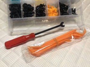 Набор автомобильных клипс 220 предметов с отверткой и съёмники обшивки.